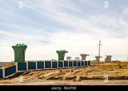 Piloni di sostegno per un Mombasa ponte ferroviario a Nairobi in Kenya il nord ovest della Rift Valley Foto Stock