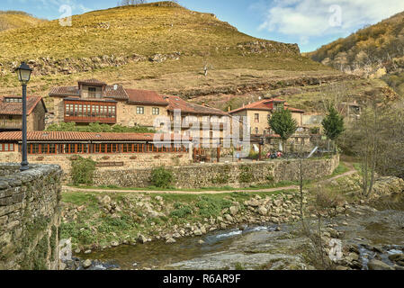 Fiume Argoza in Bárcena Mayor, considerata la più bella città della Spagna Cantabria, Europa Foto Stock