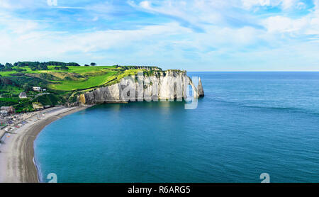Panoramica vista aerea di scogliere Aval e l'ago di Etretat e bella famoso litorale. La Normandia, Francia, Europa Foto Stock