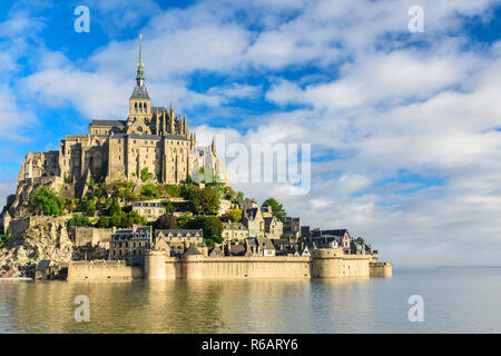 Mont Saint Michel abbey sull'isola, Normandia, Francia del nord Europa di sunrise Foto Stock