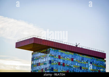 Blick auf das Gebäude Colorium vom Briten William Alsop im Medienhafen Düsseldorf, Deutschland 2015. Vista dell'edificio Colorium dal britannico William Alsop in Media Harbour Düsseldorf, Germania 2015. Foto Stock