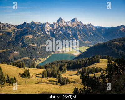 Valle di Tannheim panorama con vista sul lago lago Haldensee dalla montagna Neunerköpfle in Autunno in Austria Foto Stock