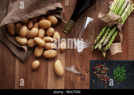 Ingredienti per un pasto di asparagi Foto Stock