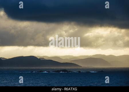 Nuvole sopra il lyngdalsfjord in Norvegia Foto Stock