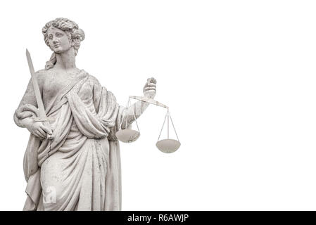 Statua di un giudice donna con scale e spada isolata a sfondo bianco a Potsdam, Germania Foto Stock
