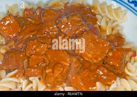 Gulasch di manzo con tagliatelle Foto Stock