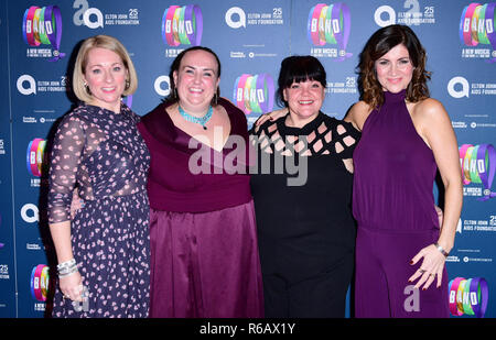 Il cast della Banda Musicale di frequentare la Serata di Gala per assumere che la banda musicale, in associazione con la Elton John AIDs Foundation, tenutasi al Haymarket Theatre, Londra. Foto Stock