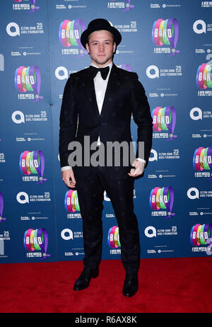 Taron Egerton partecipando alla Serata di Gala per assumere che la banda musicale, in associazione con la Elton John AIDs Foundation, tenutasi al Haymarket Theatre, Londra. Foto Stock