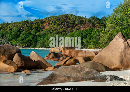 Anse Lazio beach, rocce di granito scolpite dal mare Praslin Seychelles Foto Stock