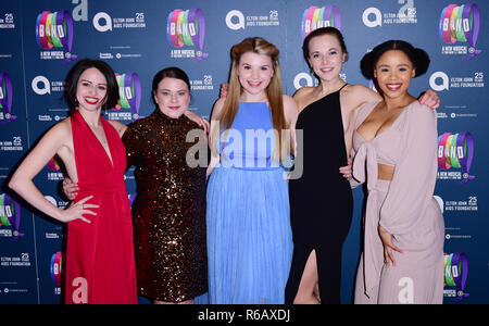 Il cast della Banda Musicale di frequentare la Serata di Gala per assumere che la banda musicale, in associazione con la Elton John AIDs Foundation, tenutasi al Haymarket Theatre, Londra. Foto Stock