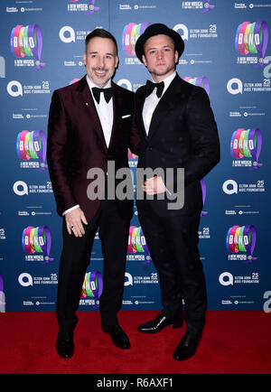 David arredare e Taron Egerton partecipando alla Serata di Gala per assumere che la banda musicale, in associazione con la Elton John AIDs Foundation, tenutasi al Haymarket Theatre, Londra. Foto Stock