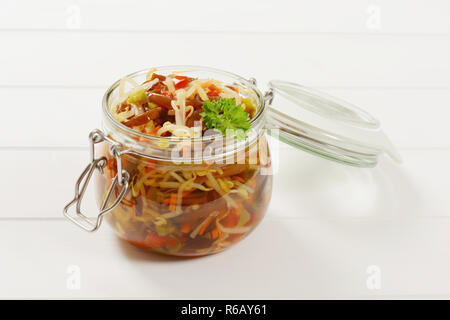 Decapato fagiolo insalata di germogli Foto Stock