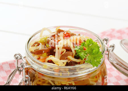 Decapato fagiolo insalata di germogli Foto Stock