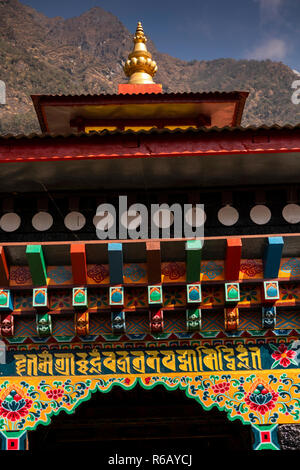 Np765 Nepal, Lukla, Chheplung, decorato in maniera colorata preghiera buddista alloggiamento ruota con script tibetano Foto Stock