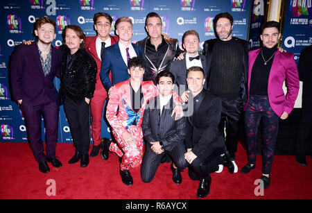 Prendere che e il cast della banda musicale di frequentare la Serata di Gala per assumere che la banda musicale, in associazione con la Elton John AIDs Foundation, tenutasi al Haymarket Theatre, Londra. Foto Stock