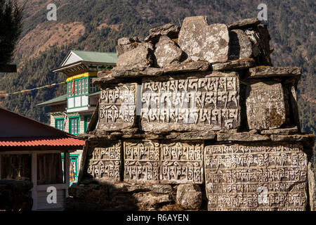 Il Nepal, Lukla, Chheplung, buddista mani da parete a metà del percorso per Phakding sul Campo Base Everest Trek Foto Stock