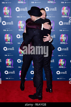 David arredare e Taron Egerton partecipando alla Serata di Gala per assumere che la banda musicale, in associazione con la Elton John AIDs Foundation, tenutasi al Haymarket Theatre, Londra Foto Stock