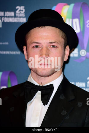 Taron Egerton partecipando alla Serata di Gala per assumere che la banda musicale, in associazione con la Elton John AIDs Foundation, tenutasi al Haymarket Theatre, Londra Foto Stock