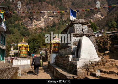 Il Nepal, Lukla, Thalsharoa, buddista mani parete sulla rotta verso Chheplung e Rangdo Gompa, parete di roccia monastero Foto Stock