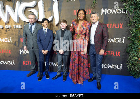 (Da sinistra a destra) Eddie Marsan, Rohan Chand, Louis Ashbourne Serkis, Naomie Harris e Andy Serkis arriva al Curzon Mayfair di Londra per una speciale proiezione di Mowgli: la leggenda della giungla. Foto Stock