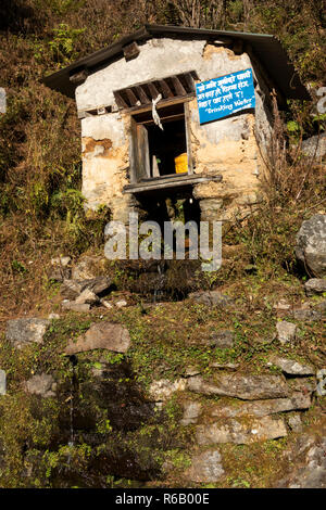 Il Nepal, Lukla, Chheplung, acqua potabile fresca primavera accanto al percorso per Phakding sul Campo Base Everest Trek Foto Stock