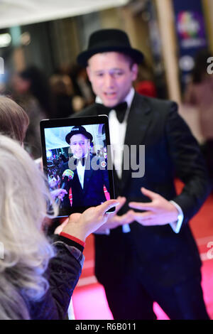 Taron Egerton partecipando alla Serata di Gala per assumere che la banda musicale, in associazione con la Elton John AIDs Foundation, tenutasi al Haymarket Theatre, Londra Foto Stock