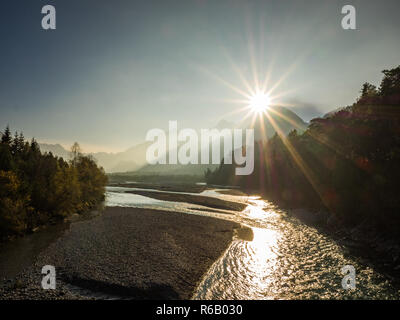 Tramonto nella Valle del Lech, Austria visto da un ponte di sospensione Foto Stock