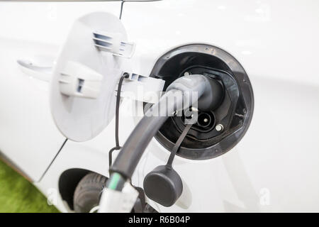 La carica di un auto elettrica Foto Stock