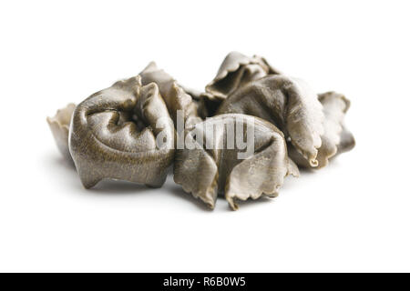 Inchiostro di calamari tortellini isolati su sfondo bianco. Foto Stock
