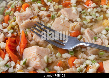 Fatto in casa zuppa di noodle al pollo con una forcella sul cibo. Foto Stock