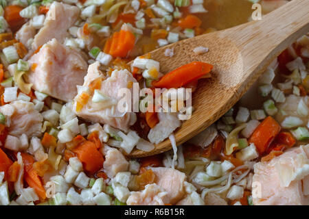 Fatto in casa zuppa di noodle al pollo con un legno cucchiaio da cucina nel cibo. Foto Stock