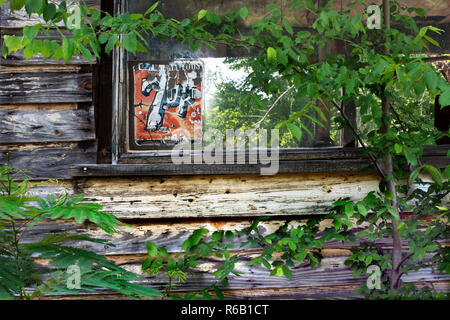 ELM GROVE, LA., U.S.A. - 20 maggio 216: Natura recupera gradualmente un negozio abbandonato edificio in una zona rurale. Foto Stock