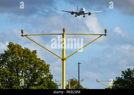 Londra, Inghilterra - Novembre 2018: luci di atterraggio all'Aeroporto di Londra Heathrow con un aeromobile in avvicinamento finale. Foto Stock