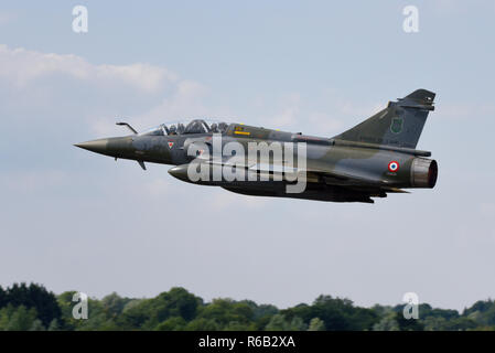 Forza aerea Francese Couteau Delta Display tattico Dassault Mirage 2000D piano presso il Royal International Air Tattoo, RIAT, RAF Fairford airshow. Foto Stock