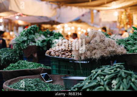 Negozio di verdura a Sardar mercato notturno in Jodhpur, India Foto Stock