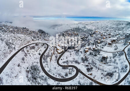 Vista aerea di Seli tradizionale villaggio Greco coperta di neve in inverno mattina. Top destinazione turistica in Grecia settentrionale Foto Stock