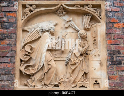 Il XIV secolo gotica di Santa Elisabetta Chiesa, rilievo sulla facciata, Piazza del Mercato, Wroclaw, Polonia Foto Stock