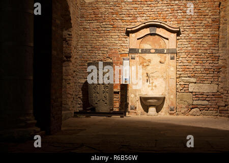 Khachkar armeno (o khatchkar cross-pietra): Cristiano medievale armeno - Arte Sacra Stones - Monastero Maggiore - Milano Foto Stock