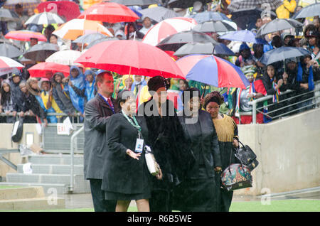 Graça Machel arriva al memoriale pubblico servizio per suo marito ex Presidente Nelson Mandela, alla FNB Stadium, a Soweto, Sud Africa,Martedì 10 dicembre 2013. L'anziano statista morto giovedì, 5 dicembre 2013. Foto: EVA-sacco JANSSON Foto Stock