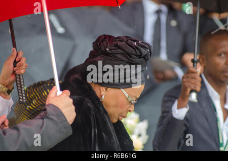 Graça Machel arriva al memoriale pubblico servizio per suo marito ex Presidente Nelson Mandela al FNB Stadium, a Soweto, Sud Africa, martedì 10 dicembre 2013. Foto: EVA-sacco JANSSON Foto Stock