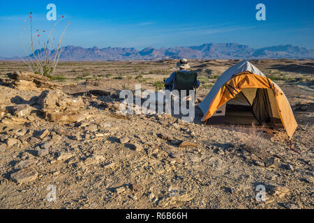 Camper guardando Chisos Mountains, off River Road in Mariscal zona di montagna, deserto del Chihuahuan, parco nazionale di Big Bend, Texas, Stati Uniti d'America Foto Stock