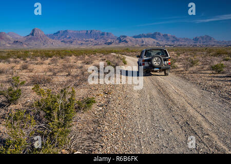 Chisos Mountains, 4WD veicolo su Black Gap Road, Chihuahuan Desert, Big Bend National Park, Texas, USA Foto Stock