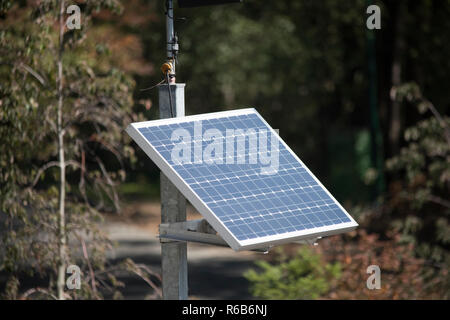 Piccoli impianti a energia solare sono la soluzione ideale per le postazioni remote dove il fabbisogno energetico è basso. Foto Stock