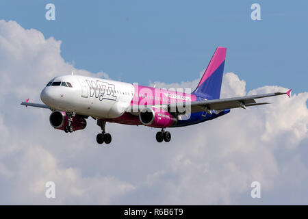 Wizz Air Airbus A320-232 (REG: HA-LWF) pista di atterraggio 31. Foto Stock