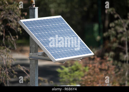 Piccoli impianti a energia solare sono la soluzione ideale per le postazioni remote dove il fabbisogno energetico è basso. Foto Stock