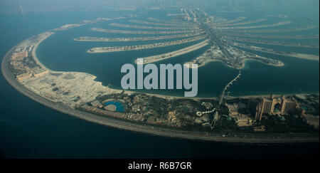 Palm Jumeirah e Atlantis Hotel come visto da un idrovolante volo in Dubai Emirati Arabi Uniti. Foto Stock