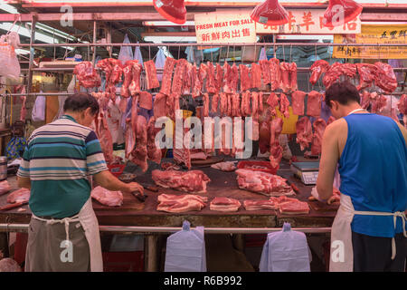 KOWLOON, HONG KONG - 21 Aprile 2017: Butcher stallo a Fa Yuen Street Market, Kowloon, Hong Kong. Foto Stock