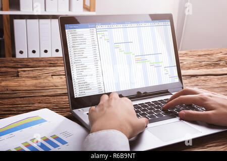 Imprenditore lavora con diagramma di Gantt su Laptop Foto Stock