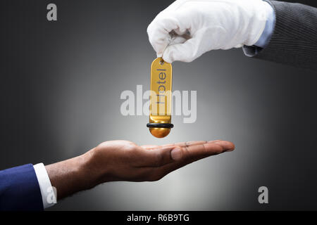 Receptionist dando Hotel Porta chiave per il cliente Foto Stock