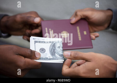 Le mani lo scambio di passaporto per banconota Foto Stock